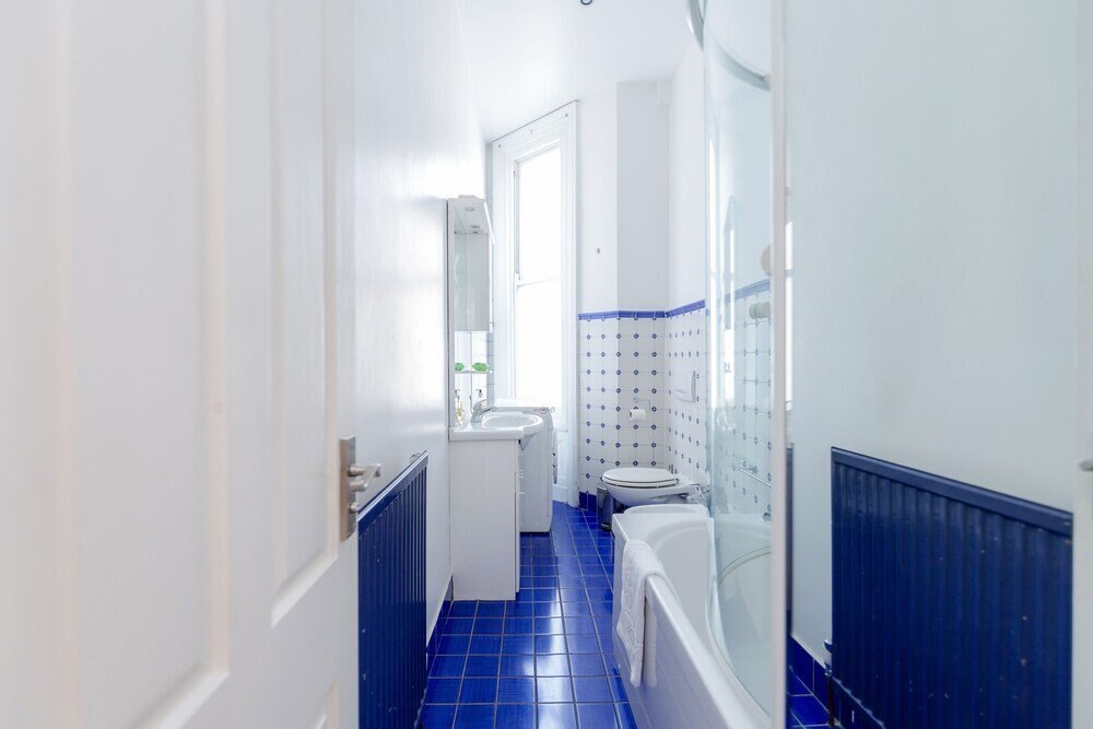 Philbeach Balcony- 2bed flat in Earls Ct - Tap to explore photos
