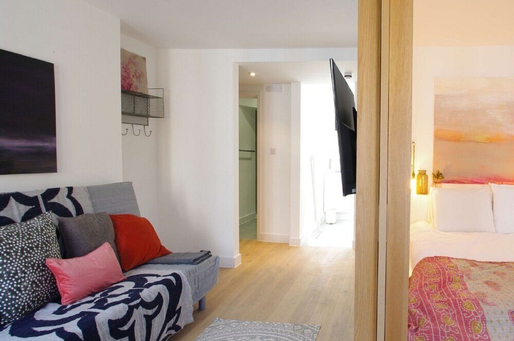 The London Agent Fitzrovia Studio 2 - Tap to explore photos