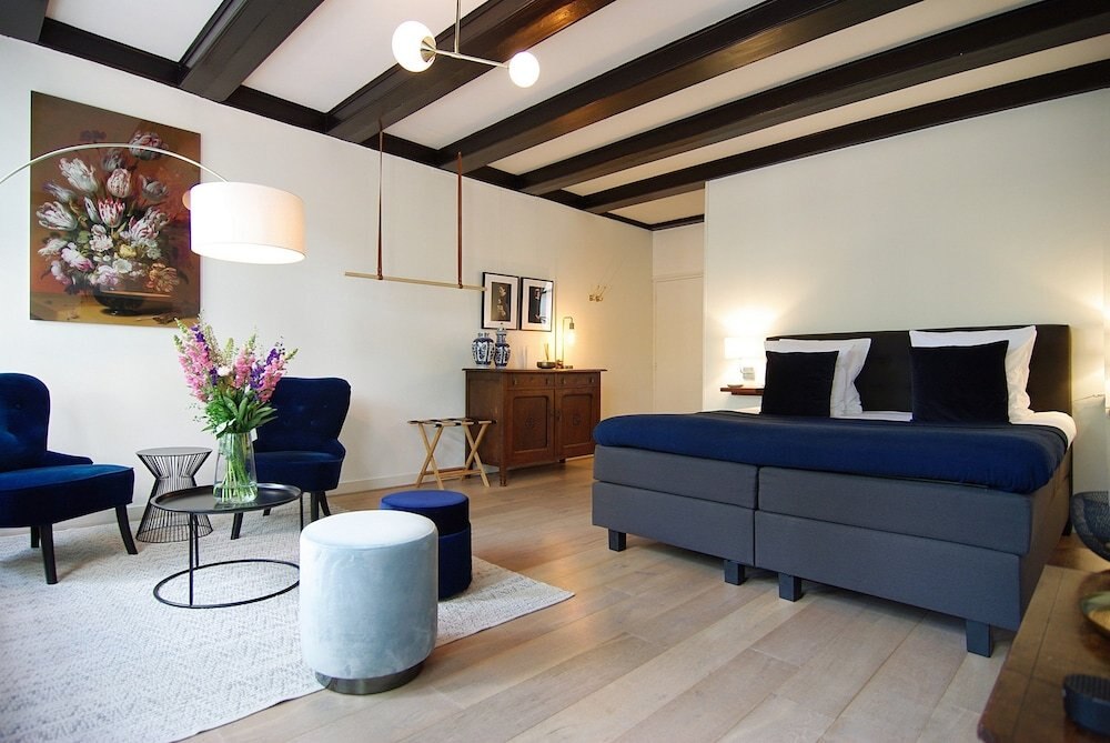 1637 Historic Canal View Suites
