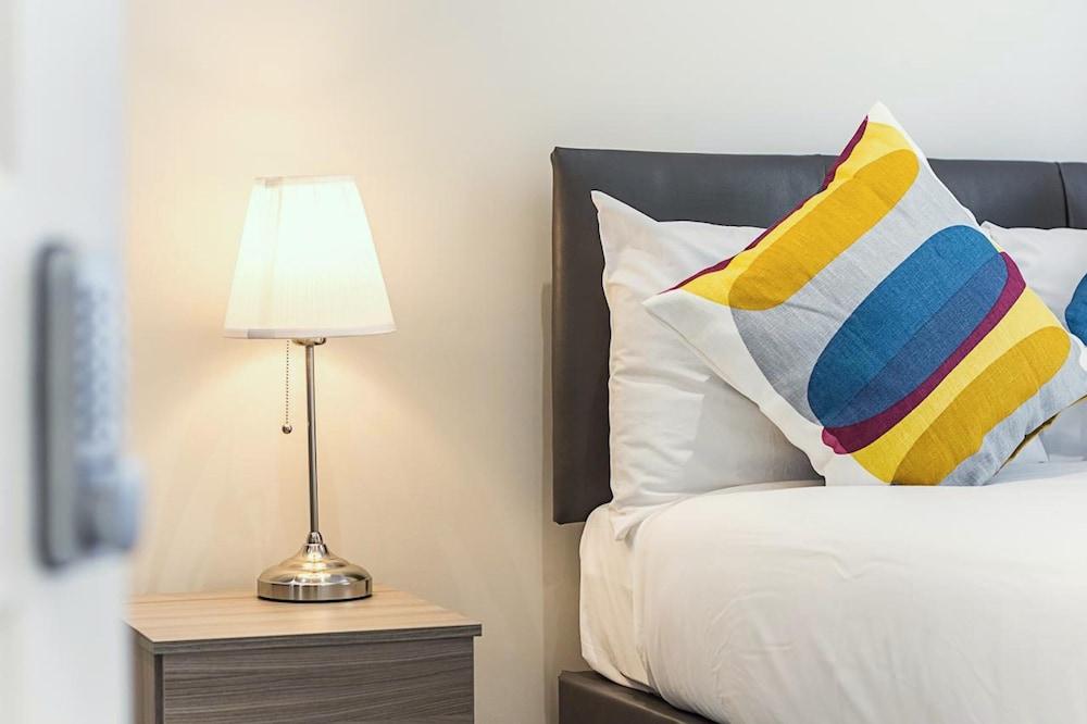 Toynbee Street Ro 3 · Good-looking Room In Spitalfields - Tap to explore photos
