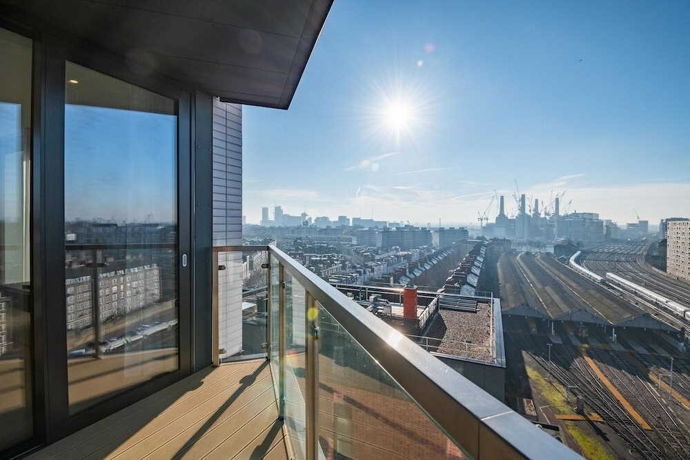 Modern Family Home close to Victoria Station - Tap to explore photos