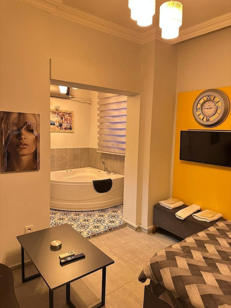Evin Suit Hotel Room Type - Comfort Room