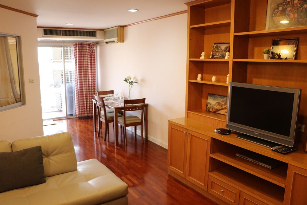 Downtown Apartment near BTS Station - Tap to explore photos
