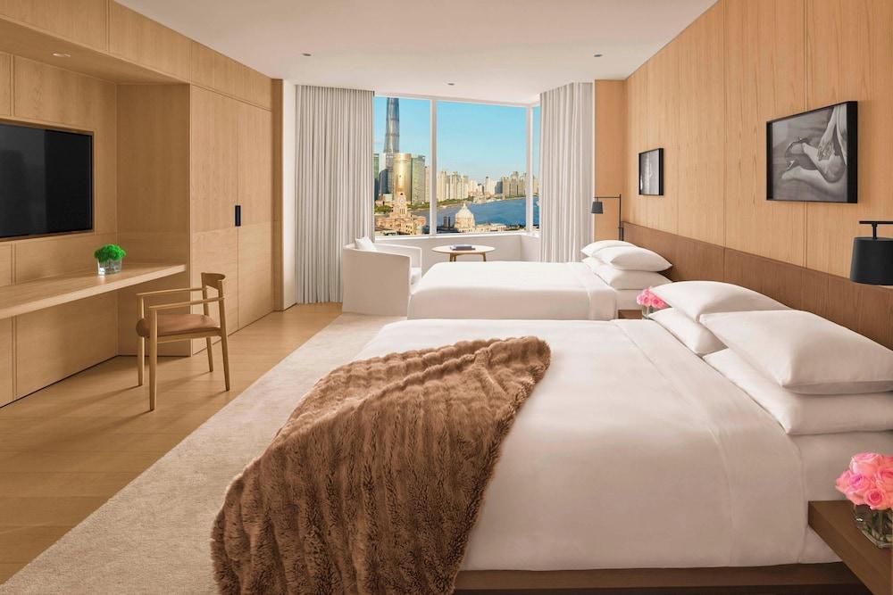 The Shanghai EDITION Room Type - Pearl TV Tower View Room, Double Queen The Shanghai EDITION Room Type - Pearl TV Tower View Room, Double Queen
