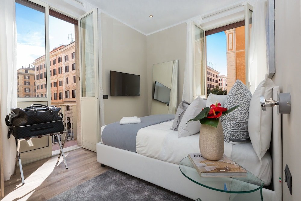 126 Gracchi Suites - Tap to explore photos