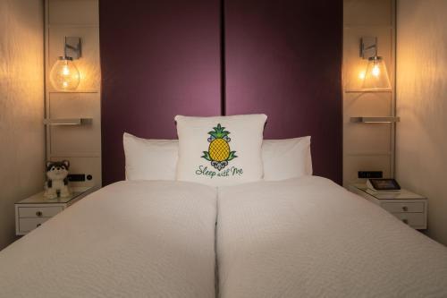 Staypineapple, An Artful Hotel, Midtown - Tap to explore photos
