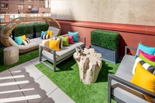 Staypineapple, An Artful Hotel, Midtown - Tap to explore photos