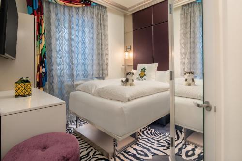 Staypineapple, An Artful Hotel, Midtown - Tap to explore photos