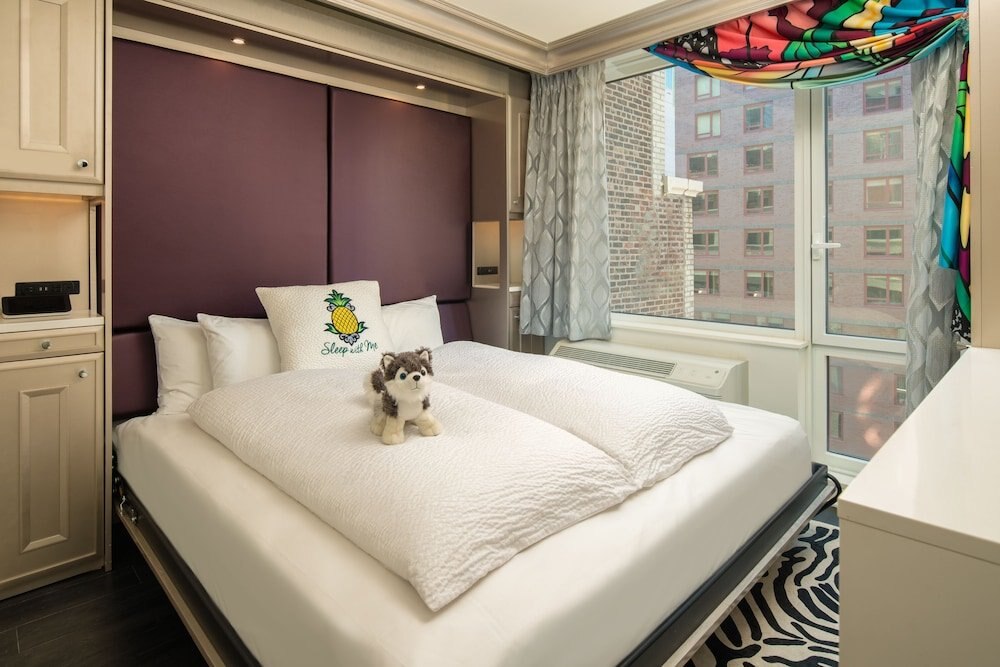 Staypineapple, An Artful Hotel, Midtown Room Type - Room, 1 King Bed (Cosmo)