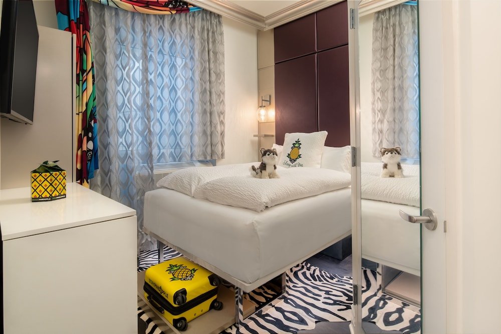 Staypineapple, An Artful Hotel, Midtown Room Type - Room, 1 Queen Bed (Starlet)