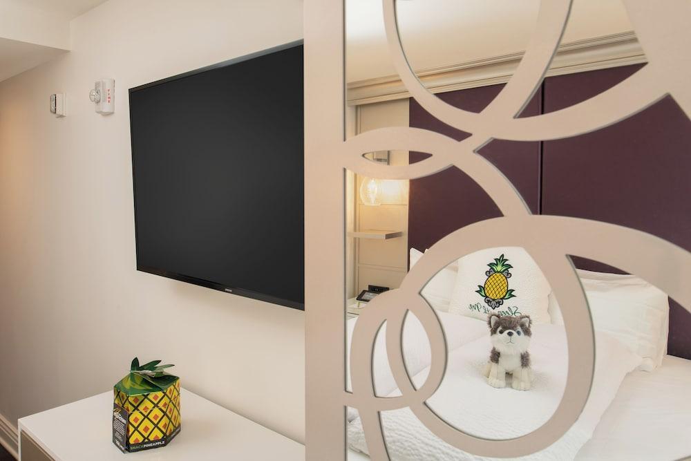 Staypineapple, An Artful Hotel, Midtown - Tap to explore photos