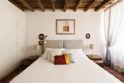 Farnese Charming Apartment - Tap to explore photos