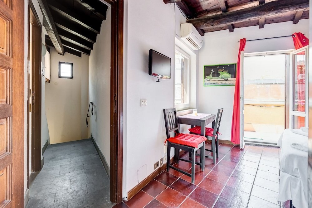 Romantic House in Trastevere - Tap to explore photos