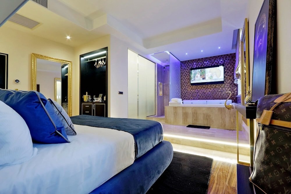 Spanish Diamond Luxury Suites & Jacuzzi Room Type - Deluxe Studio Suite, Hot Tub