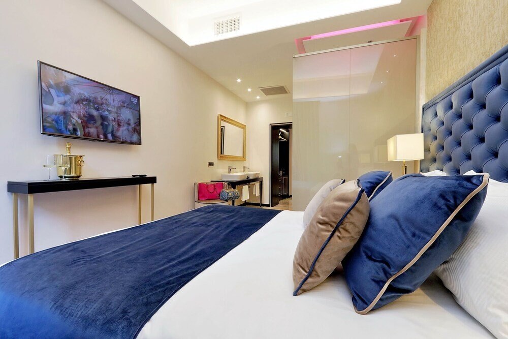 Spanish Diamond Luxury Suites & Jacuzzi - Tap to explore photos