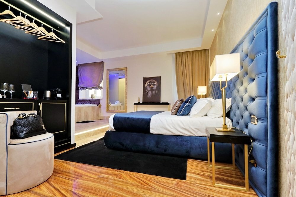 Spanish Diamond Luxury Suites & Jacuzzi - Tap to explore photos