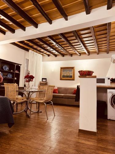 Loft In Rome Termini-Colosseum - Tap to explore photos
