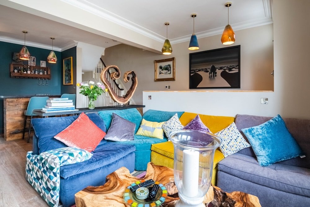 Immaculate Designer Home in Wandsworth - Tap to explore photos