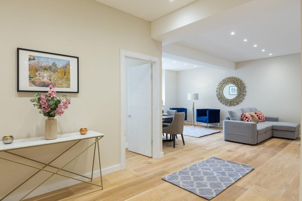 Urban Chic - Exeter Room Type - Deluxe Four Bedroom Apartment Urban Chic - Exeter Room Type - Deluxe Four Bedroom Apartment