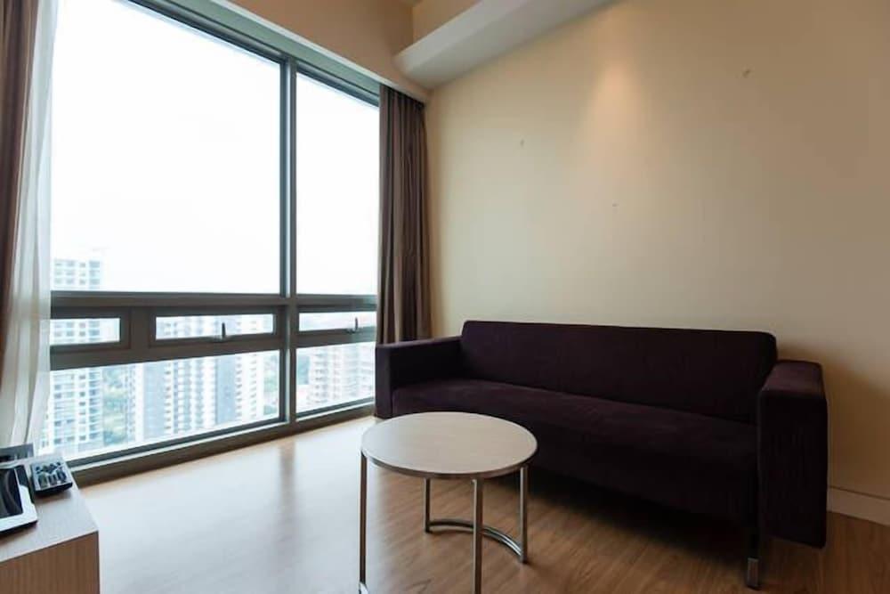 The Manor Luxury Suites & Apartments - Tap to explore photos