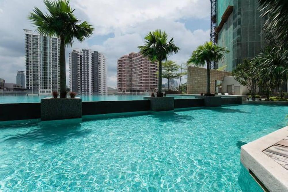 The Manor Luxury Suites & Apartments - Tap to explore photos