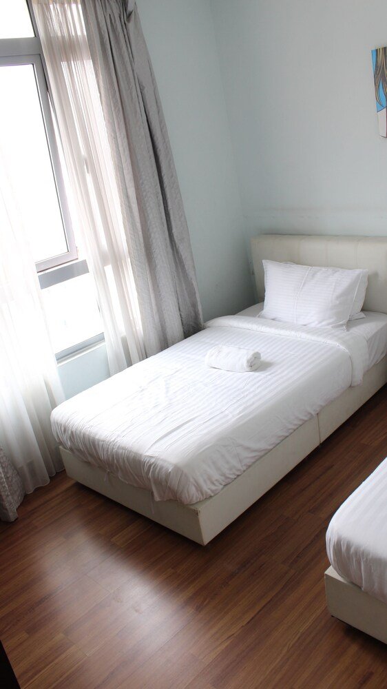 Peaceful Service Suites at Taragon Puteri Bintang - Tap to explore photos