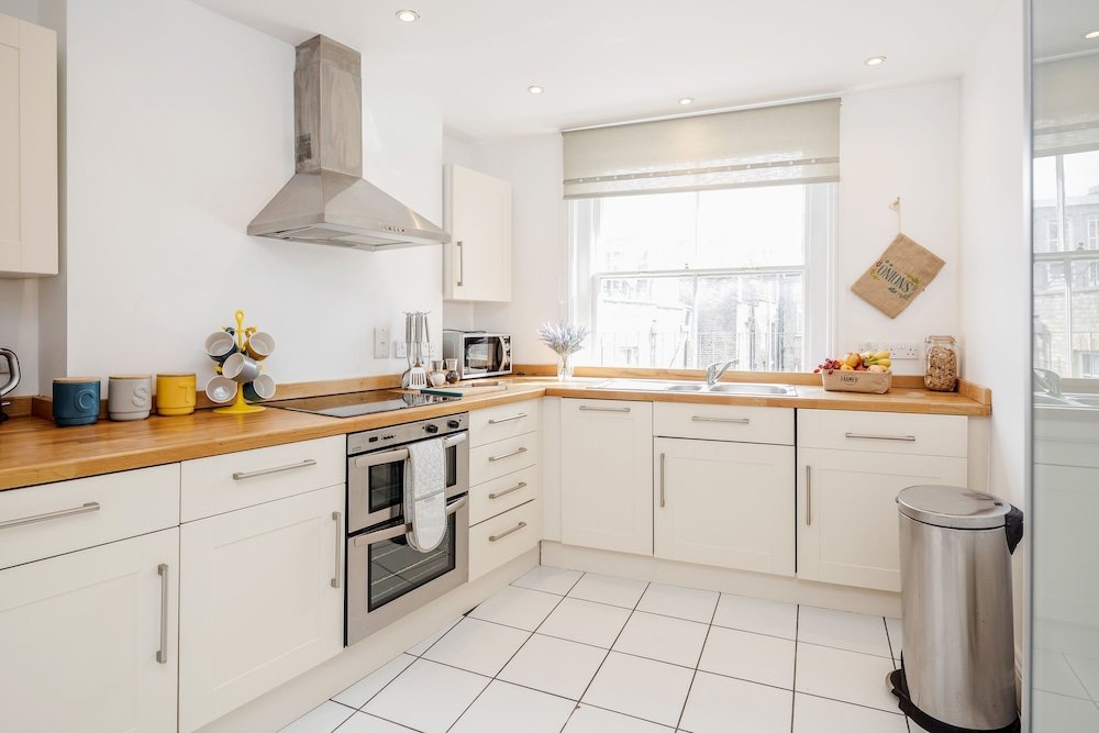 Great Mayfair Apartment - Sleeps 6 - Tap to explore photos