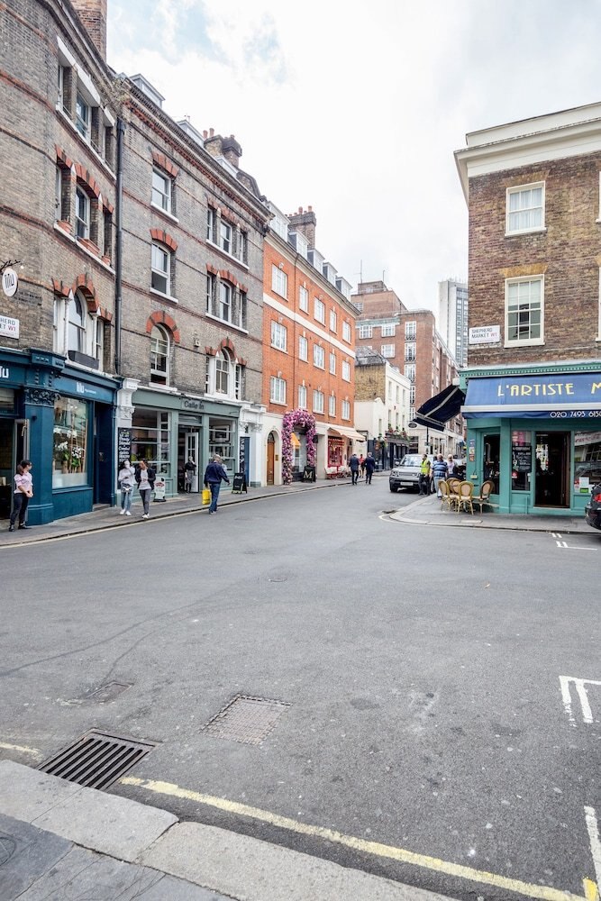Great Mayfair Apartment - Sleeps 6 - Tap to explore photos