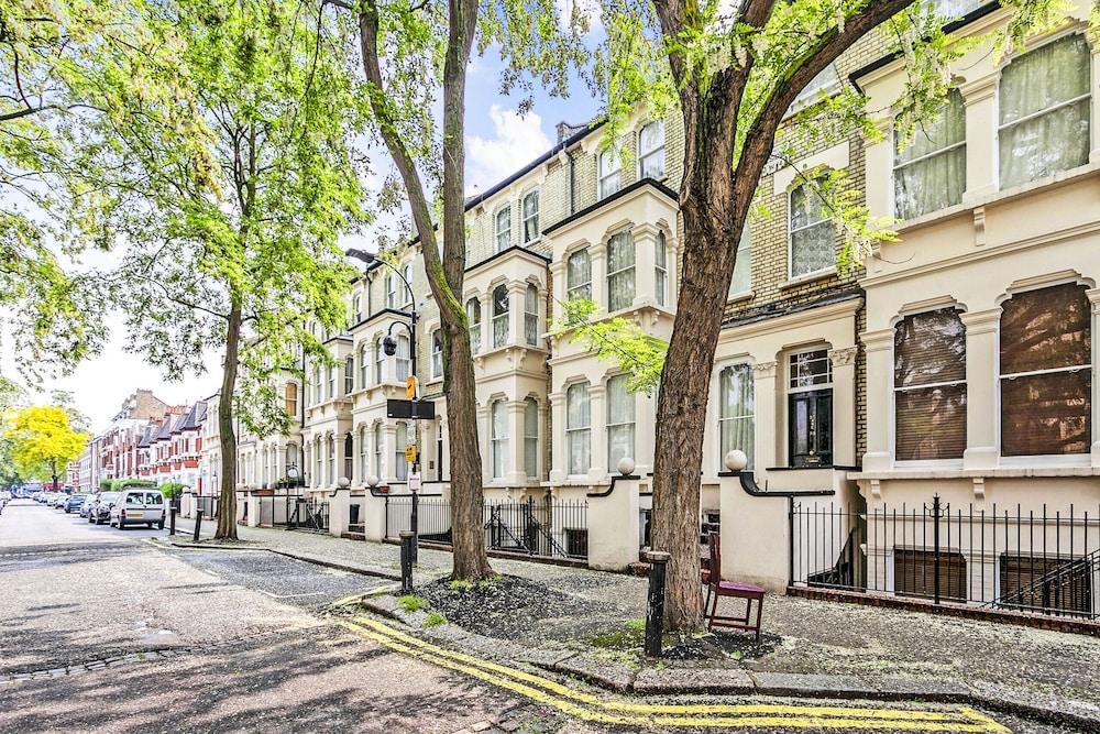 Elegant Shepherds Bush Home by Kensington Olympia - Tap to explore photos
