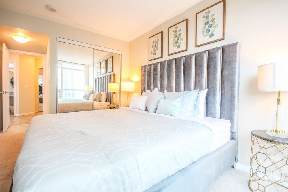 Sarkar Suites - Fort York Blvd - Tap to explore photos