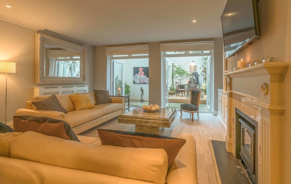 Stunning house in Chelsea - Tap to explore photos