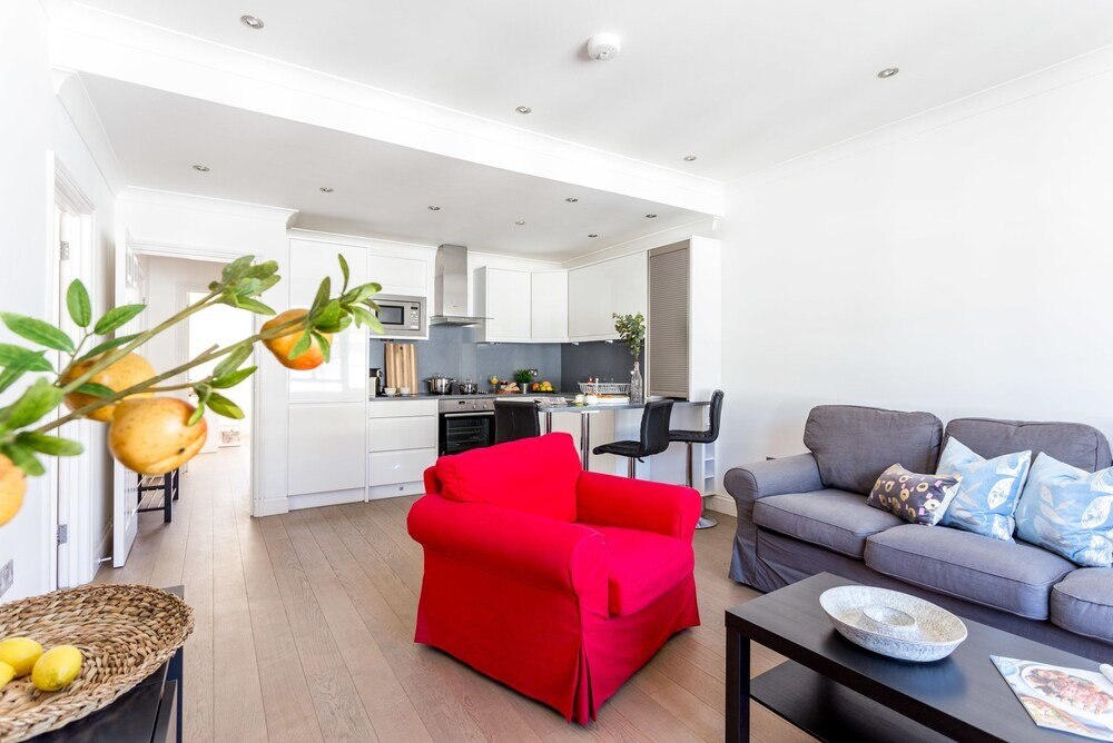 Gloucester Terrace by Lime Street - Tap to explore photos