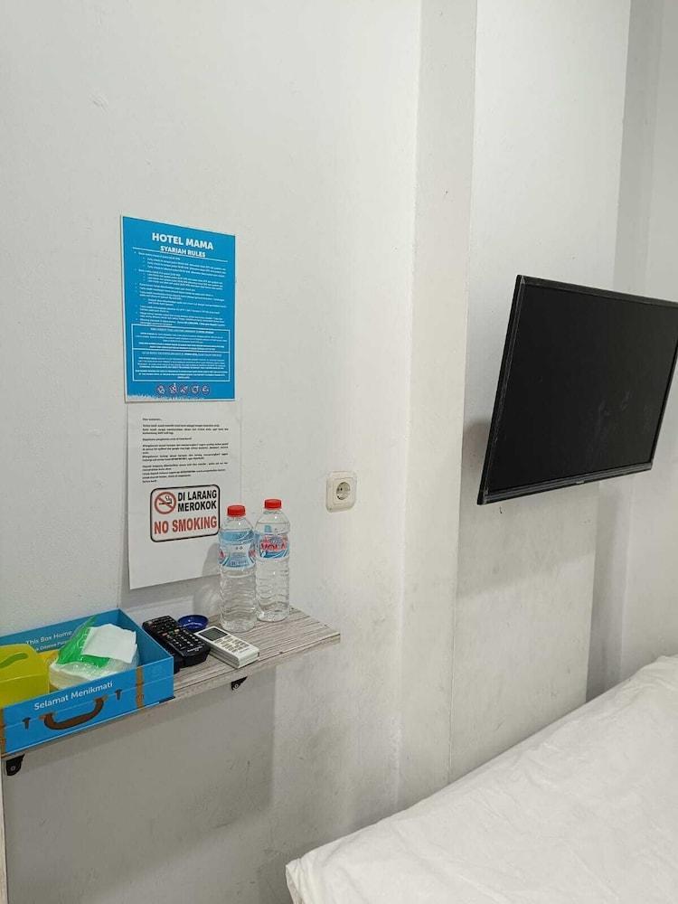 Hotel Syariah Mama Cengkareng Room Type - Deluxe Double Room