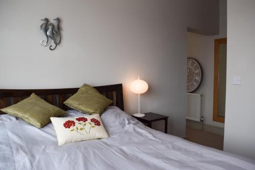 Stylish Light-filled 1 Bedroom Flat In Hammersmith - Tap to explore photos