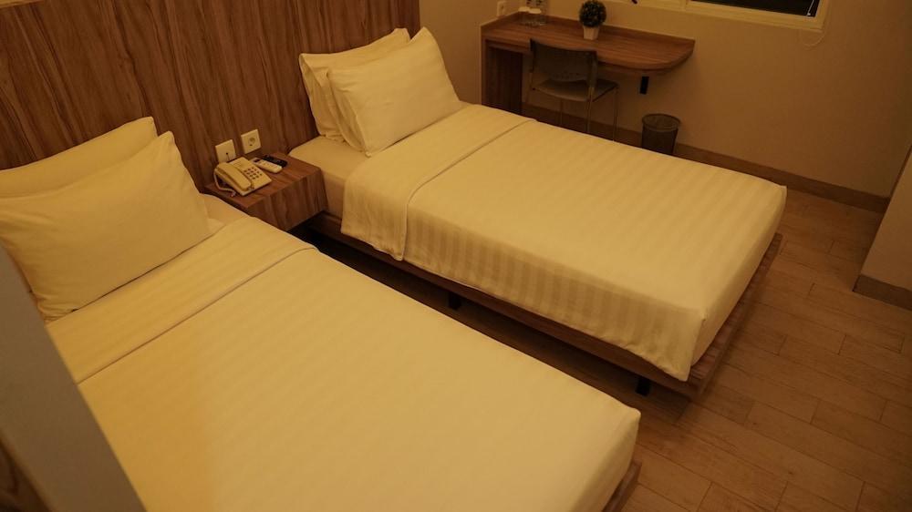 Hotel Cikini Room Type - Superior Twin Room, Non Smoking