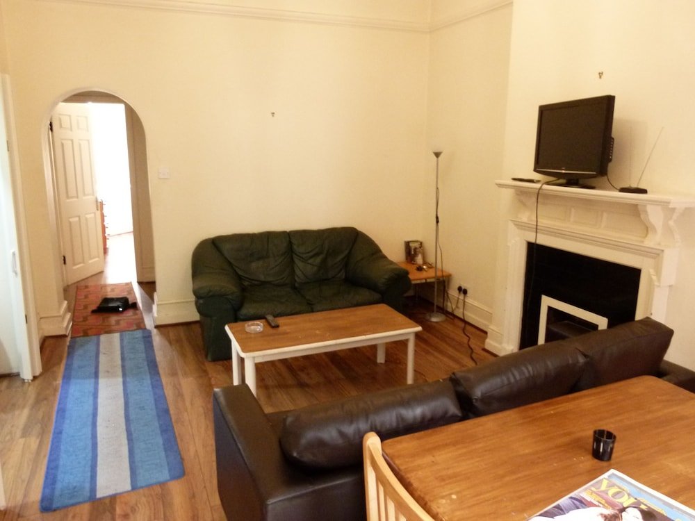 SS Property Hub - Family Apartment Barons Court - Tap to explore photos