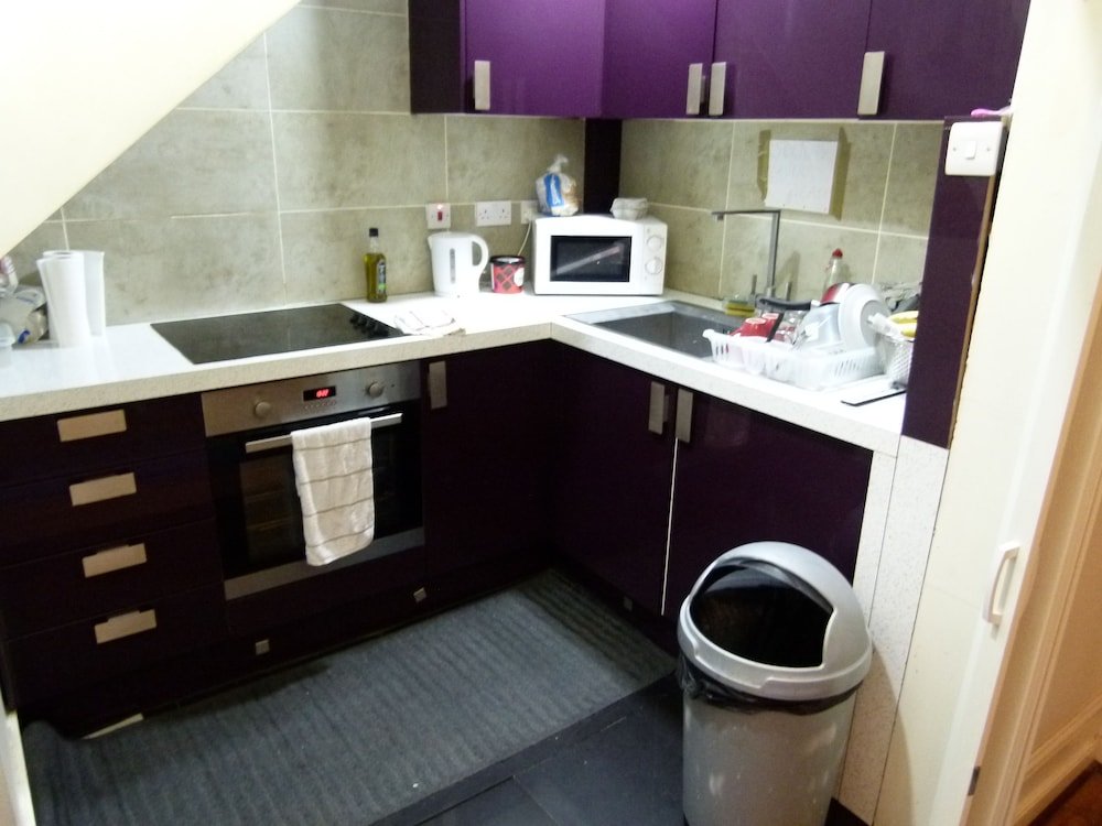 SS Property Hub - Family Apartment Barons Court - Tap to explore photos