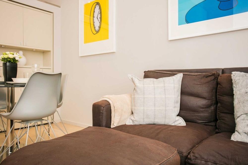 Bright and Modern 1 Bedroom Flat Knightsbridge - Tap to explore photos