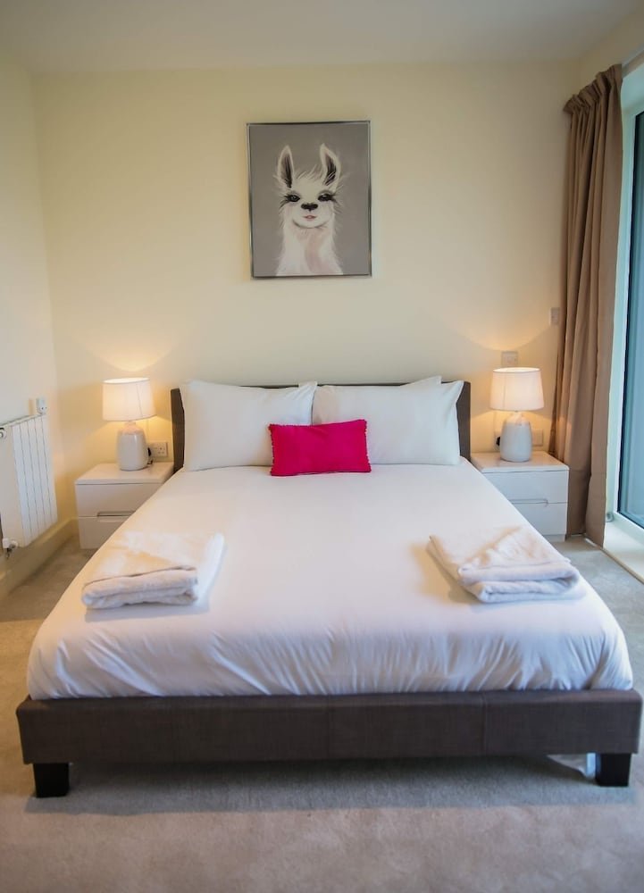Thames View 2 Bed Apartment With Balcony Room Type - Business Apartment