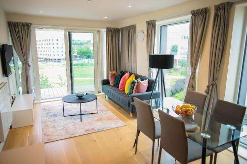 Thames View 2 Bed Apartment With Balcony - Tap to explore photos