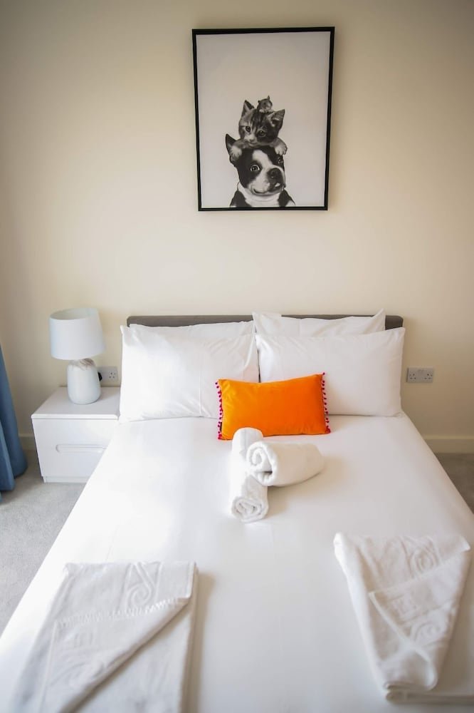 Thames View 2 Bed Apartment With Balcony - Tap to explore photos