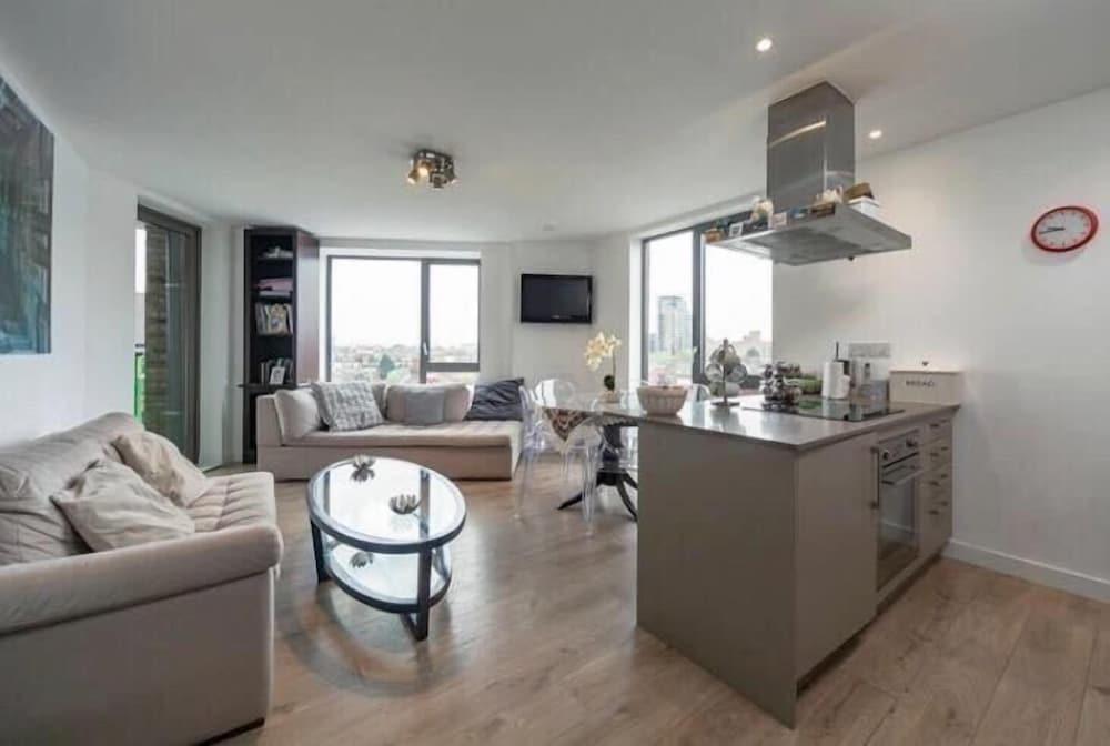 Stylish 1 Bedroom Apartment near London City - Tap to explore photos