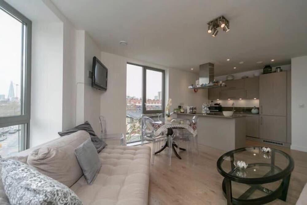 Stylish 1 Bedroom Apartment near London City - Tap to explore photos