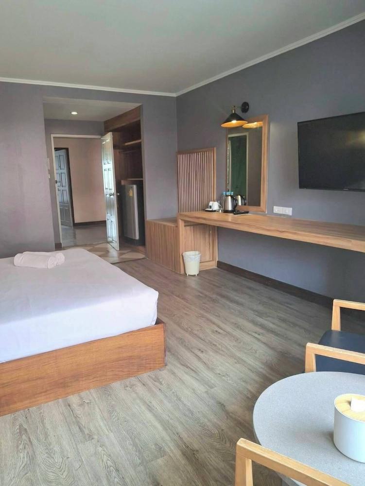 Marine Plaza Hotel Pattaya Room Type - Deluxe Double Bed New 3