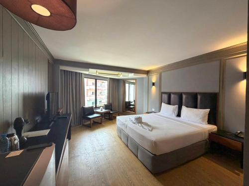 Marine Plaza Hotel Pattaya - Tap to explore photos