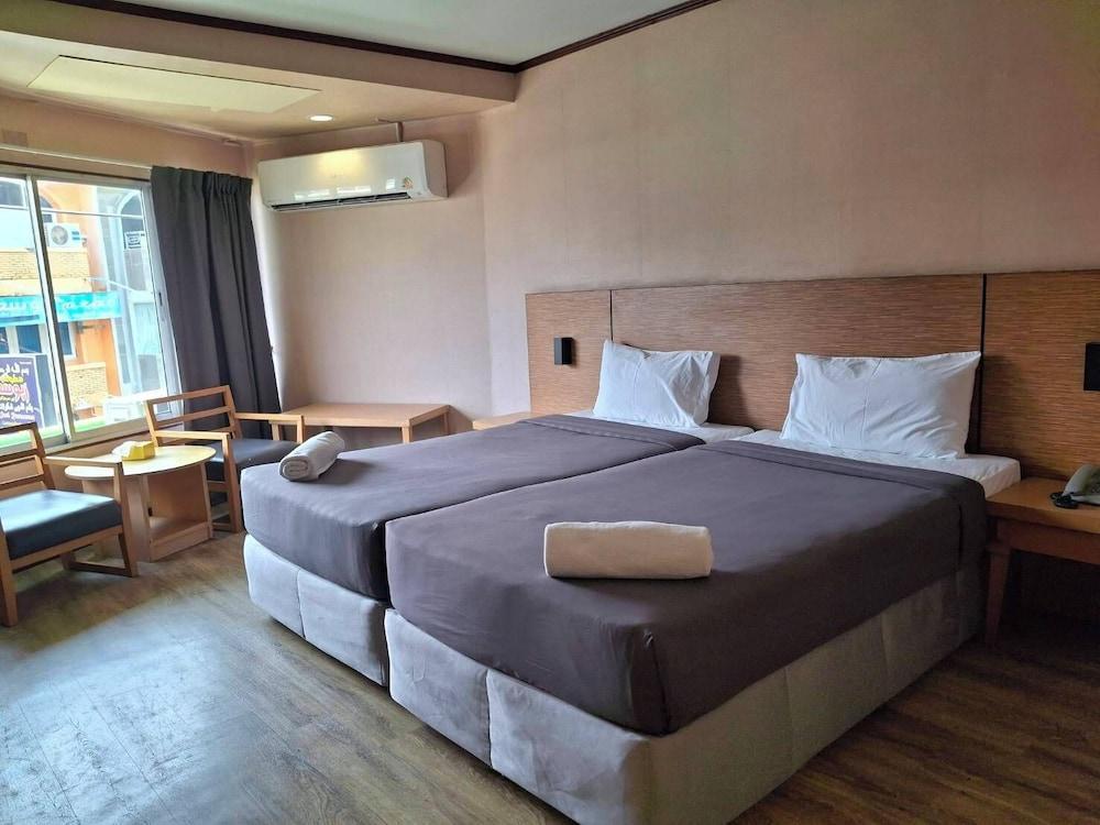 Marine Plaza Hotel Pattaya Room Type - Superior Twin Bed