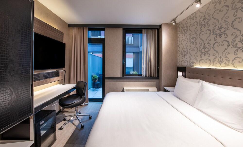 Aliz Hotel Times Square Room Type - Premium Room, 1 King Bed, Balcony, City View Aliz Hotel Times Square Room Type - Premium Room, 1 King Bed, Balcony, City View
