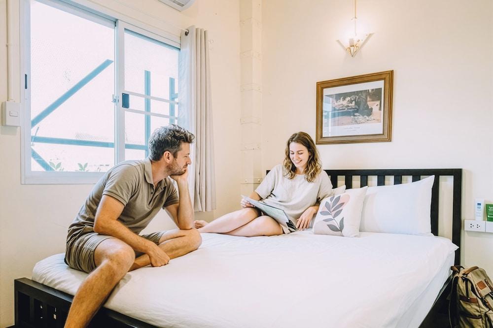 Khaosan Station Hostel Room Type - Superior Room, 1 Queen Bed, Private Bathroom