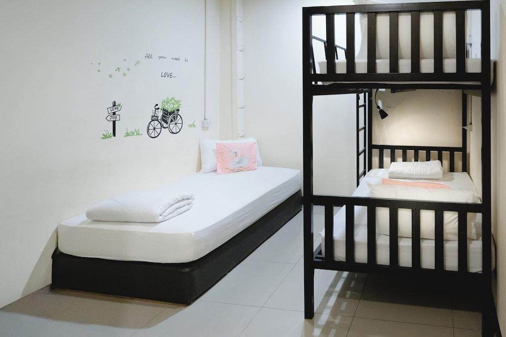 Khaosan Station Hostel Room Type - Triple Room with Private Bathroom