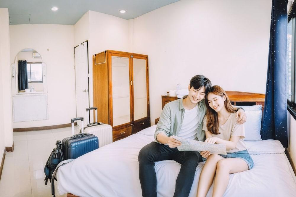 Khaosan Station Hostel Room Type - Superior King Room with Shared Bathroom (with Window) Khaosan Station Hostel Room Type - Superior King Room with Shared Bathroom (with Window)